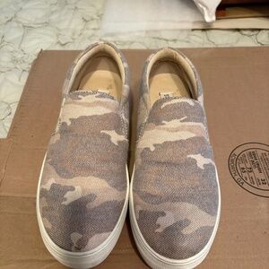 Steve Madden  slip on tennis shoes